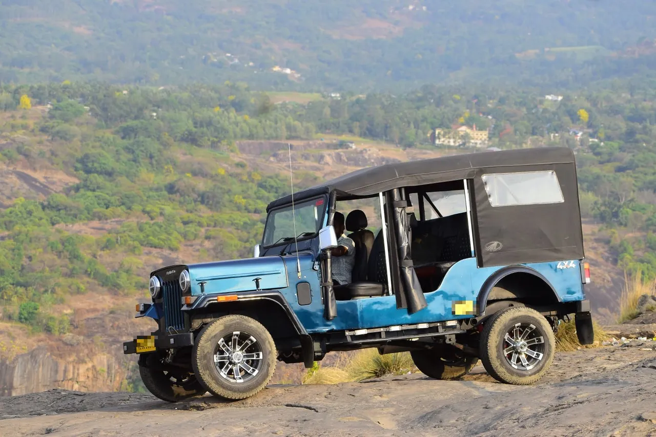 Open-sided off-road jeep parked at a Kanthalloor mountain viewpoint